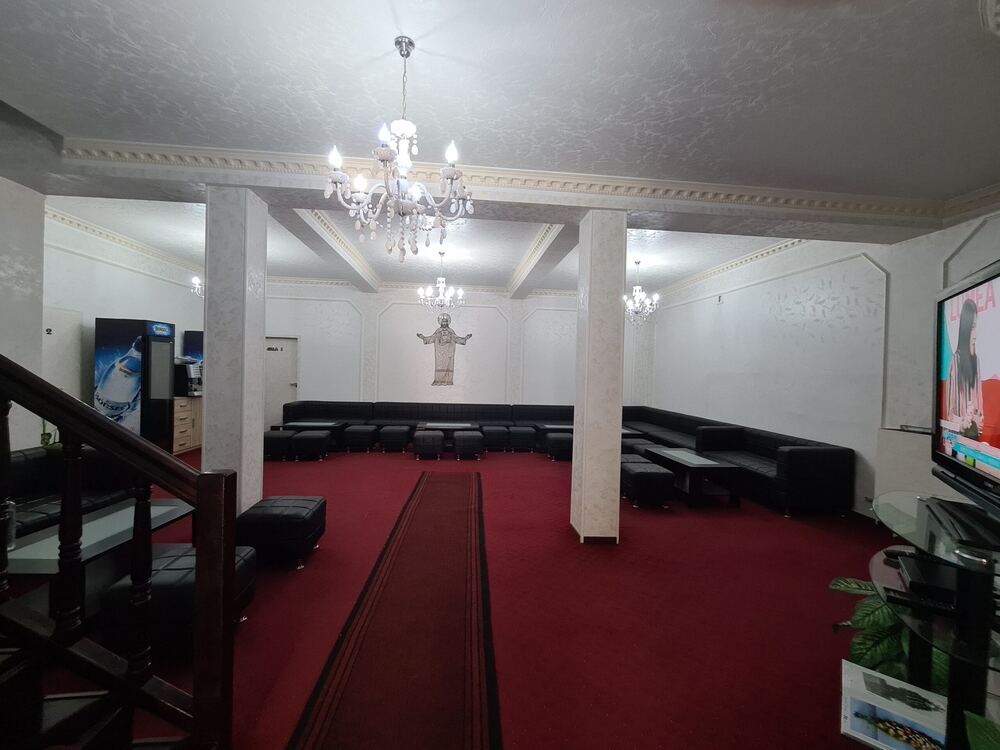 Salon primire familie îndoliată